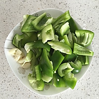 虎皮青椒（辣椒或菜椒）的做法图解1