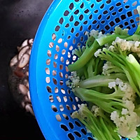 #憋在家里吃什么#小米椒鲜香菇炒菜花的做法图解13