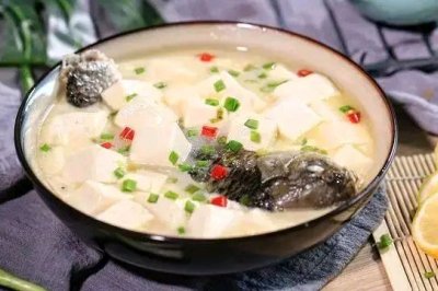 暖暖豆腐鲫鱼汤，多喝还可以补钙！