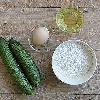 黄瓜鸡蛋饼的做法图解1