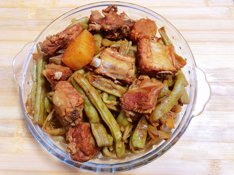 东北菜～豆角土豆炖排骨的做法