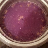 紫薯玉米片粥的做法图解1