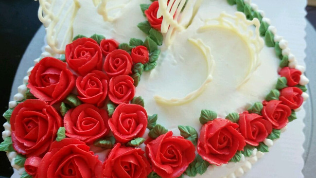玫瑰白巧皇冠裱花蛋糕的做法