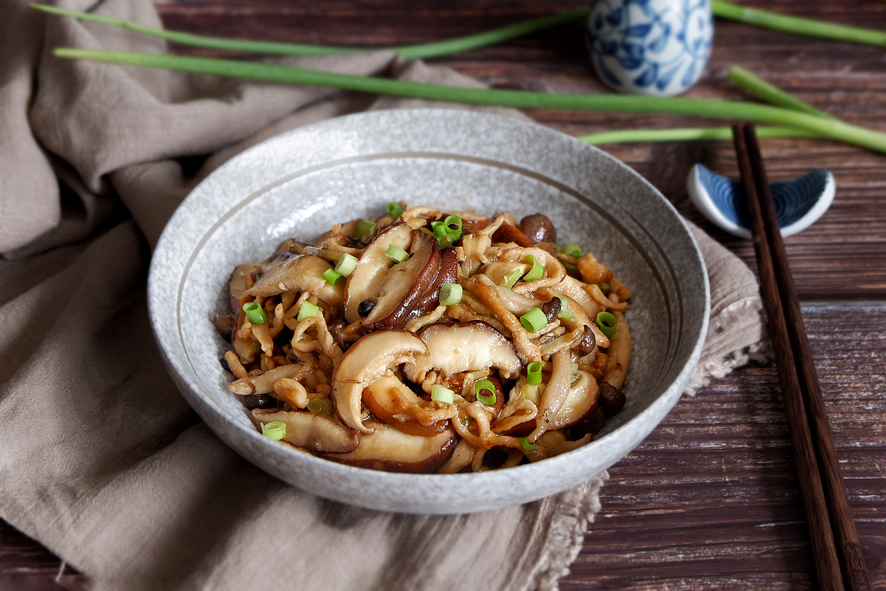 野山菌炒肉丝图片