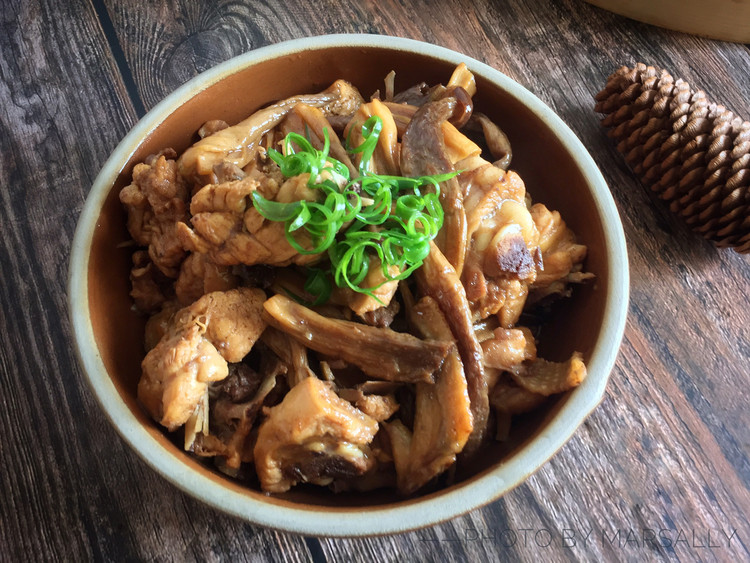 丰富餐桌味～浓郁鹿茸菇焖鸡的做法