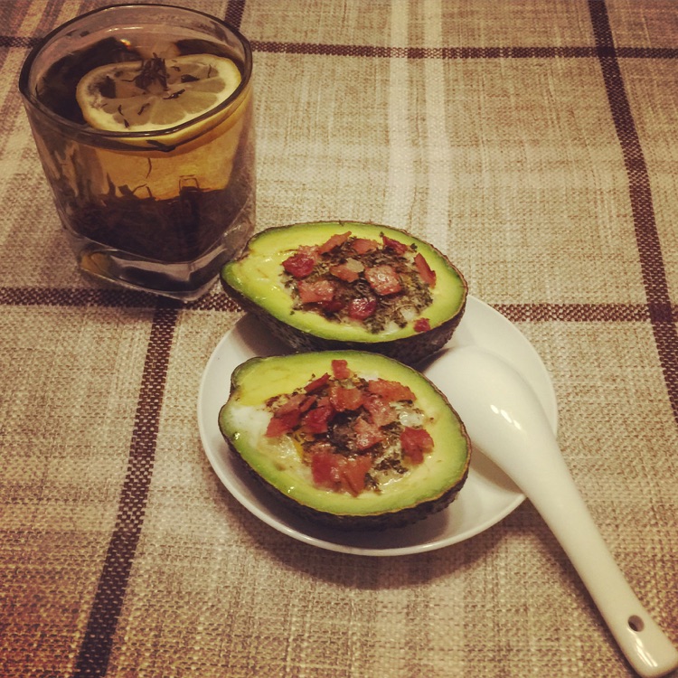 牛油果烤鸡蛋配培根的做法图解2