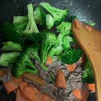 牛肉炒胡萝卜和西兰花的做法图解5