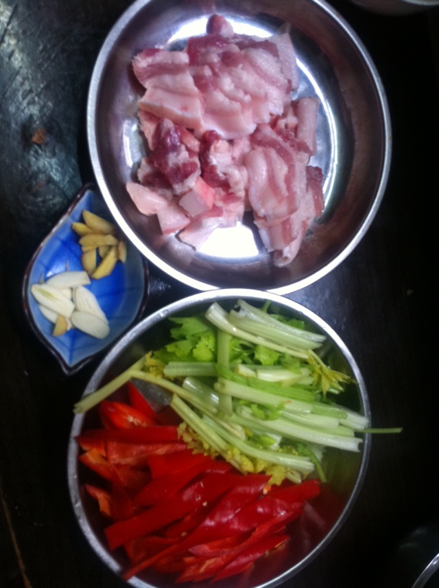 五花肉炒芹菜的做法图解2