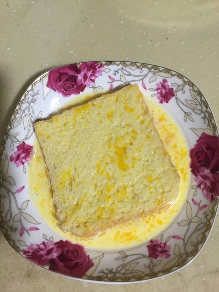 鸡蛋牛奶煎吐司的做法图解1