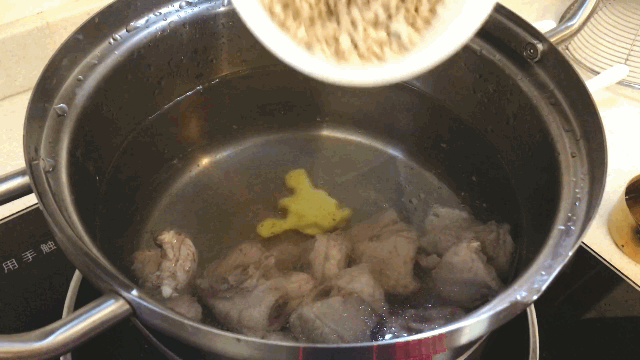 暖身祛湿汤：排骨海带薏米汤的做法图解2