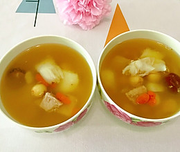 家庭版的简单快手美味汤～鲜百合莲子山药瘦肉汤。的做法