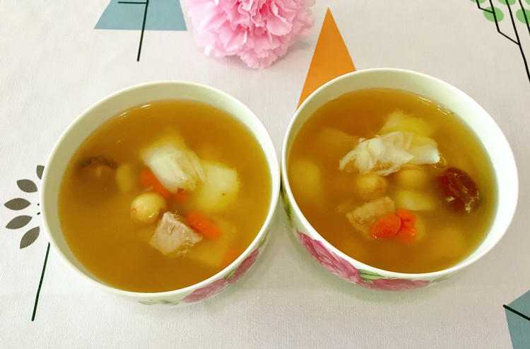 家庭版的简单快手美味汤～鲜百合莲子山药瘦肉汤。的做法