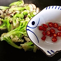 #憋在家里吃什么#小米椒鲜香菇炒菜花的做法图解15