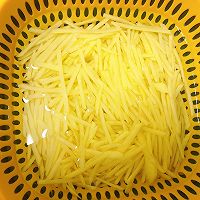 土豆丝卷饼，凉了也好吃的做法图解2