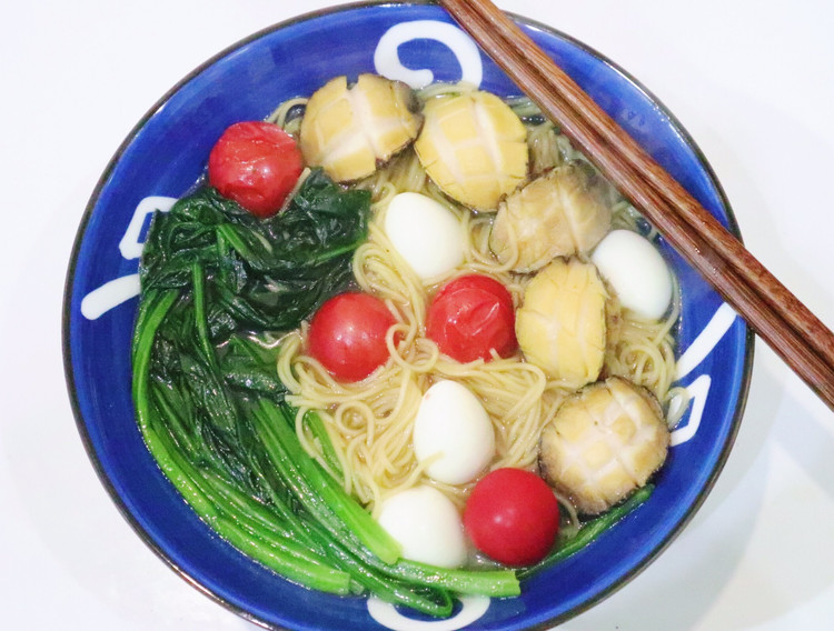 豪华鲍鱼鹌鹑蛋鲜蔬面的做法