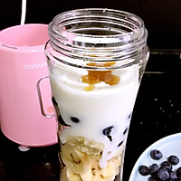 蓝莓香蕉奶昔的做法图解3