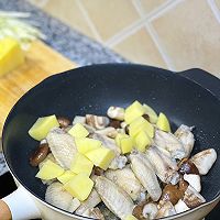 超级下饭香菇土豆炖鸡翅的做法图解5