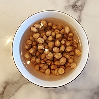 家常菜中的主角-红烧花生猪脚的做法图解1