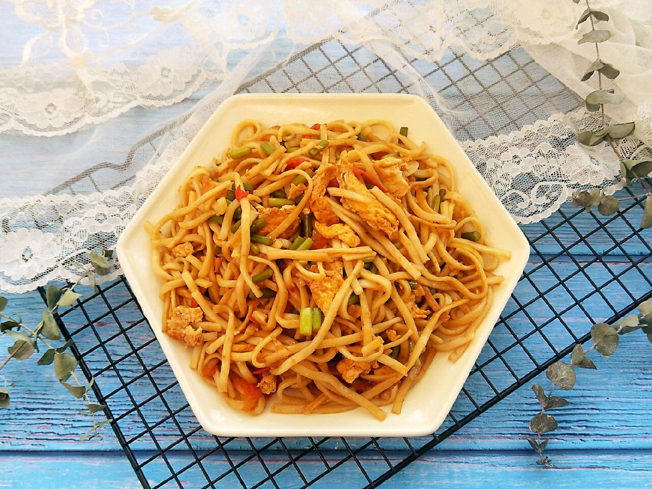 Braised noodles with garlic moss