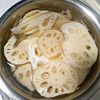 用火锅底料做超简单麻辣干锅藕片的做法图解1