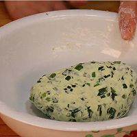 面粉里加入韭菜这样做太香了,比吃红烧肉还过瘾,营养美味又解馋的做法图解3