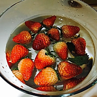 草莓奶昔的做法图解1