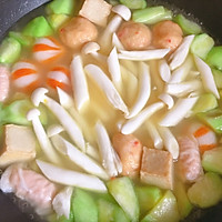 清新可口的快手火锅汤料丝瓜鸡汤的做法图解5