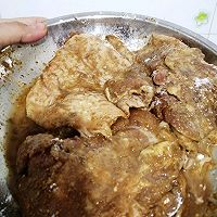 拥有乱七八糟调料的烤鸡腿的做法图解2