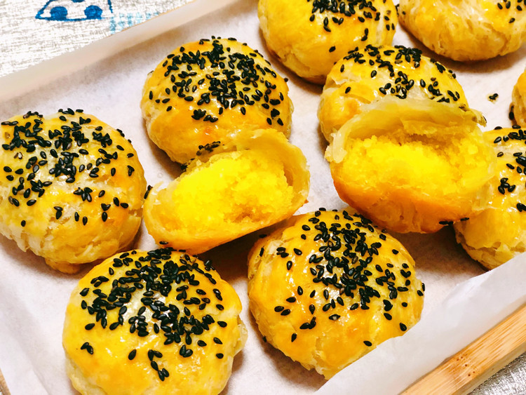 用万能手抓饼做成的“椰蓉酥”的做法