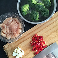 水煮西兰花和鸡胸肉的做法图解1