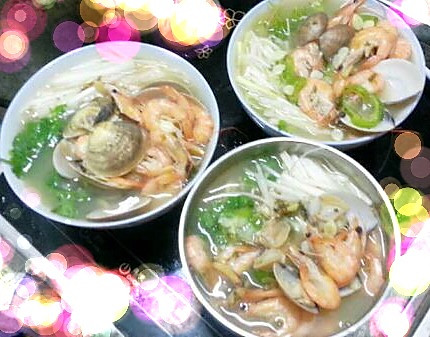 蛤蜊鲜虾伊面的做法