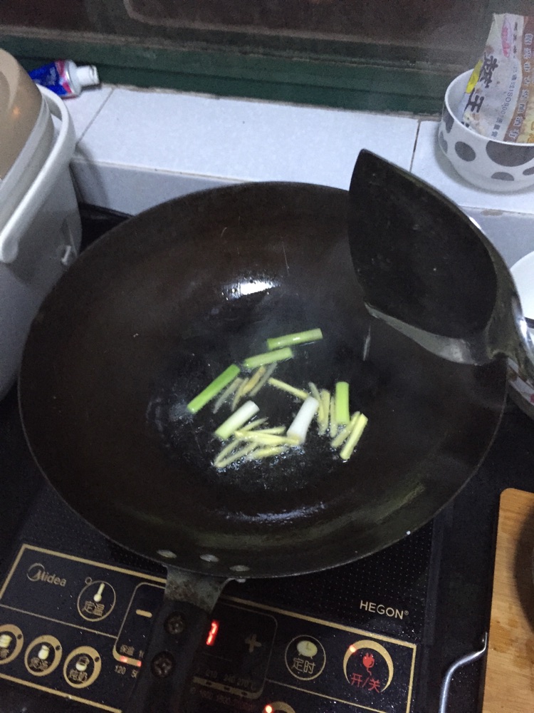 菌菇玉米炖排骨的做法图解3