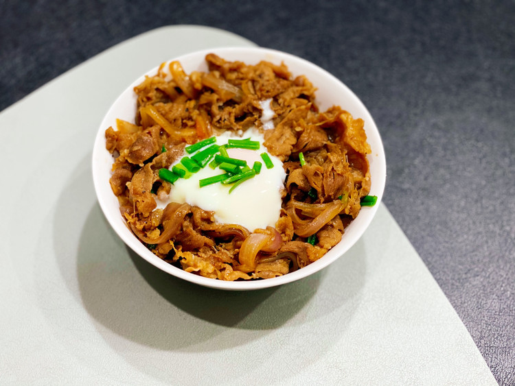 日式温泉蛋牛丼(jing)肥牛饭的做法