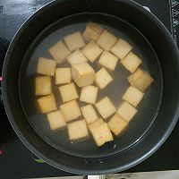辣椒炒鱼豆腐的做法图解1