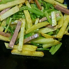 小炒芹菜土豆火腿