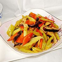#夏日撩人滋味#西芹炒香菇的做法图解6