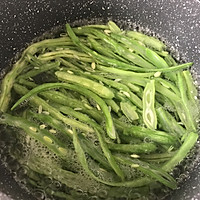 卤鸭炒扁豆丝的做法图解2