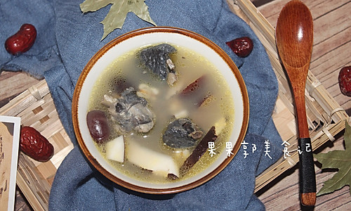 薏米红枣椰肉乌鸡汤的做法