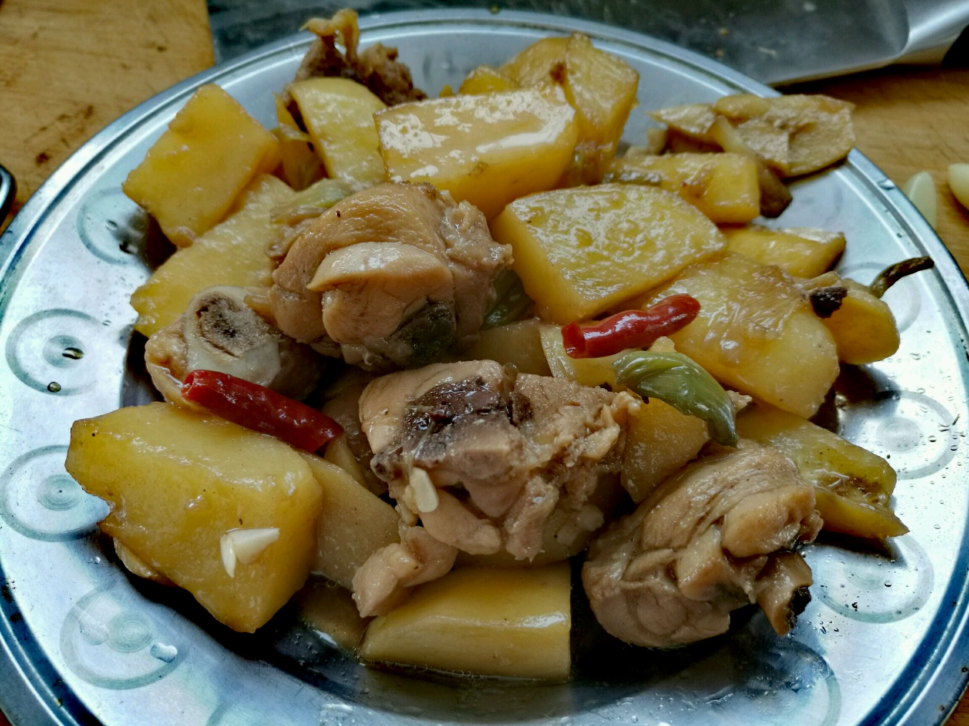 今天成都下雨了， 就简单的吃个土豆炖鸡.日常治愈美食vlog - 哔哩哔哩