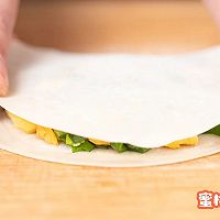 不和面不脏手做【韭菜盒子】比早餐铺的还好吃！的做法图解3