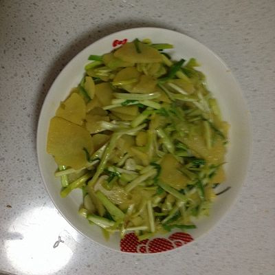 土豆片炒蒜苗