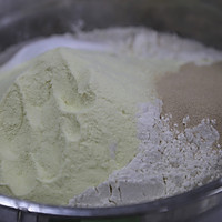 鲜奶双峰吐司-----天然酵种牛奶面团的做法图解1