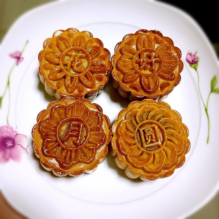 蛋黄莲蓉月饼的做法