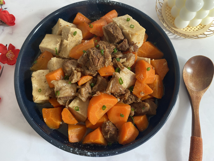 胡萝卜香芋炖羊肉的做法