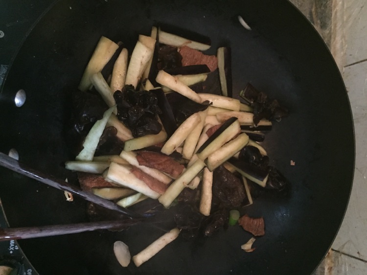 茄子卤肉面的做法图解5