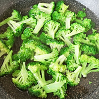 #助力高考营养餐#上汤西兰花的做法图解2