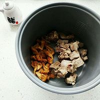 深秋猴菇排骨汤的做法图解4