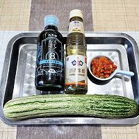 剁椒拌黄瓜的做法图解1