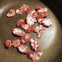 滋补养生｜黑木耳山药炒腊肠的做法图解2
