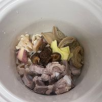 花胶鲍鱼红螺冬菇排骨汤的做法图解4